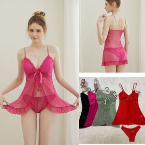 Ensemble nuisette babydoll style ouvert et tanga léger en dentelle